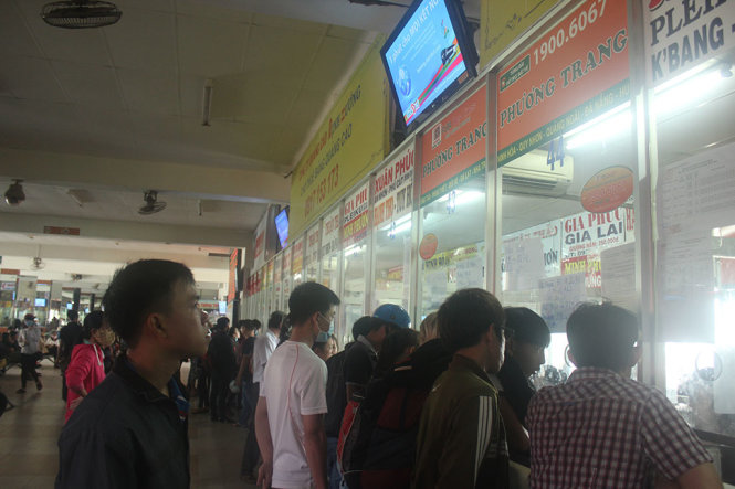Không mua được vé xe qua mạng, một số người dân đã ra quầy vé nhà xe Phương Trang tại bến xe Miền Đông để mua trực tiếp vào ngày 17-1 - Ảnh Đức Phú