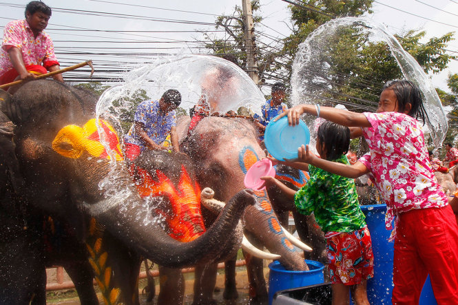 Tết Songkran ở Thái Lan là một trong những lễ hội thu hút du khách - Ảnh: Reuters