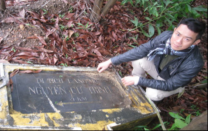 Bảng chỉ dẫn vào khu mộ Nguyễn Cư Trinh ở xã Lộc Sơn, huyện Phú Lộc, tỉnh Thừa Thiên - Huế, đã bị đơn vị thi công đường phá dỡ vứt bên đường - Ảnh: Trần Nguyễn Khánh Phong