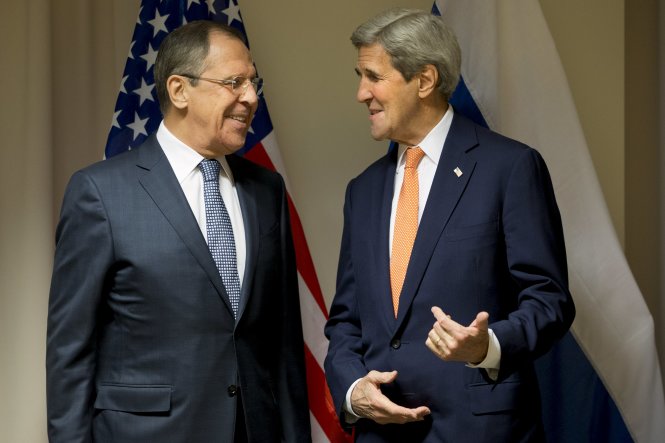 Ngoại trưởng Mỹ John Kerry (phải) gặp Ngoại trưởng Nga Sergei Lavrov tại Zurich, Thụy Sĩ, bàn về cuộc đàm phán liên quan tới Syria - Ảnh: Reuters