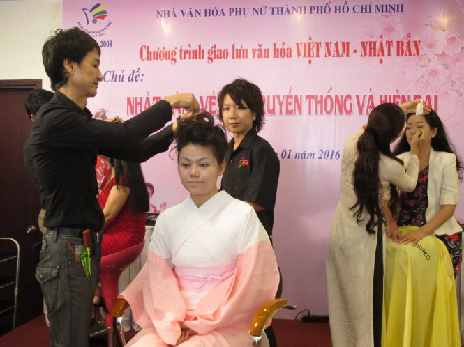 Các chuyên gia về tóc và trang điểm của Nhật Bản và Việt Nam trình diễn cách làm tóc, trang điểm cho các bạn trẻ - Ảnh: K.Anh