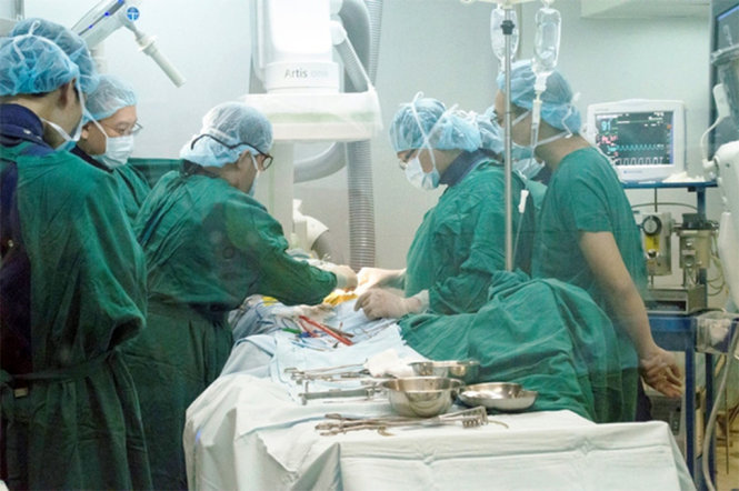 Bác sĩ đang phẫu thuật nội soi đặt stent graft cho bệnh nhân.
