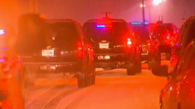Đoàn xe hộ tống ông Obama bị kẹt trên đường do tuyết - Ảnh: CBS