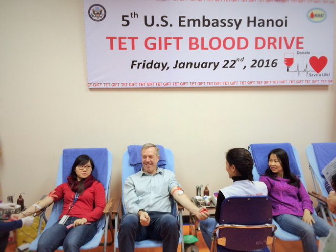 Đại sứ Ted Osius tham gia hiến máu lần thứ 2 trong 2 năm nhậm chức tại Việt Nam - Ảnh: Mỹ Phượng