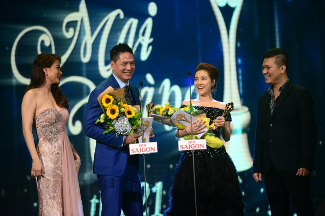Đạo diễn Cường Ngô và diễn viên Trương Ngọc Ánh trao giải cho Bình Minh - Nhã Phương. Ảnh: Quang Định