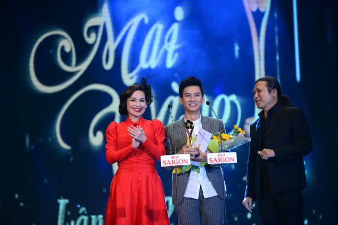 Ca sĩ Hoài Lâm đã vượt qua Phương Mỹ Chi để đoạt giải Mai Vàng hạng mục ca sĩ hát nhạc âm hưởng dân ca. Ảnh: Quang Định