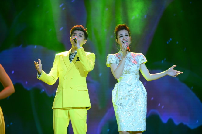 Sau khi nhận giải Mai Vàng cho hạng mục ca sĩ hát nhạc nhẹ, Đông Nhi và Noo Phước Thịnh đã hát ca khúc vừa dược cấp phép là Ly rượu mừng để khép lại đêm trao giải Mai Vàng 2015. Ảnh: Quang Định