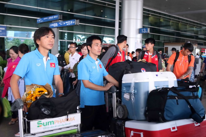 HLV Miura (trái) tại sân bay Tân Sơn Nhất trưa 21-1 khi ông cùng đội U-23 VN trở về từ Qatar - Ảnh: N.K.