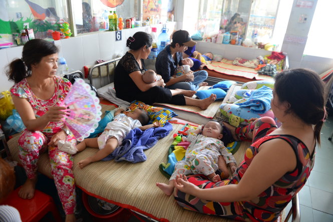 Các giường bệnh tại khoa hô hấp Bệnh viện Nhi Đồng 1, TP.HCM có 2-3 trẻ nằm ghép. Trời nắng nóng khiến các em nhỏ và người nhà càng thêm vất vả - Ảnh: Hữu Khoa
