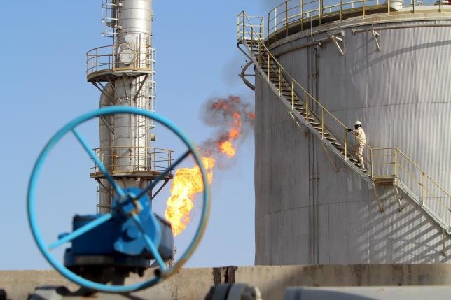 Tại một giếng dầu ở Iraq - Ảnh: Reuters