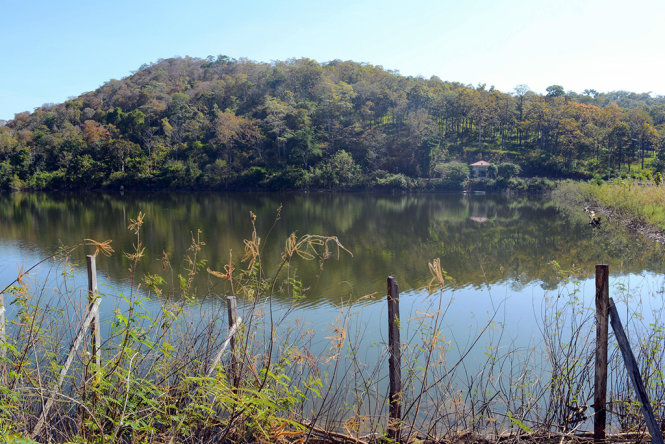 Hồ Đrăng Phôk rộng 40ha nằm giữa rừng Khộp là địa điểm thích hợp để ngắm cảnh và cắm trại qua đêm.