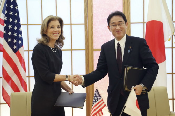 Đại sứ Mỹ Caroline Kennedy bắt tay Ngoại trưởng Fumio Kishida sau khi ký kết thỏa thuận ngày 22-1 tại Tokyo - Ảnh: Reuters