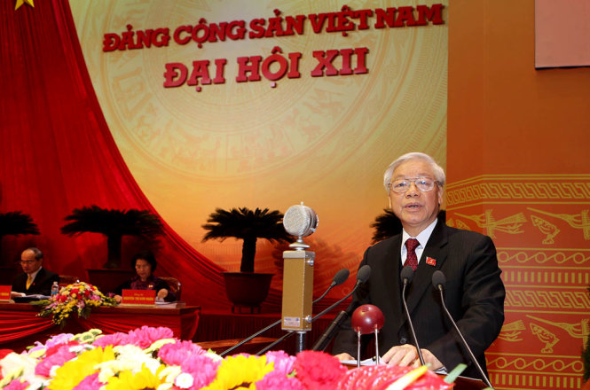 Tổng bí thư Nguyễn Phú Trọng đọc báo cáo của Ban Chấp hành Trung ương Đảng khóa XI về các văn kiện trình Đại hội XII của Đảng - Ảnh: TTXVN