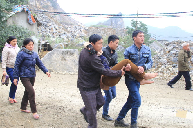 Người thân của nạn nhân Trương Văn Danh khóc ngất tại hiện trường vụ sập mỏ ở xã Yên Lâm, huyện Yên Định (Thanh Hóa) chiều 22-1.