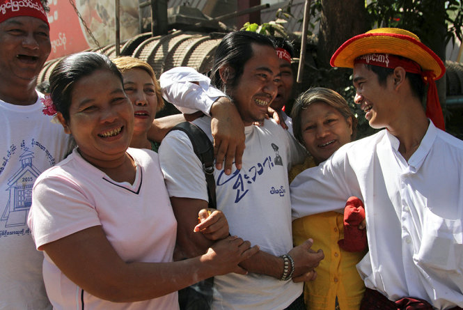 Tù nhân chính trị (giữa) trong vòng vây của người thân ra đón ở thành phố Yangon ngày 22-1 - Ảnh: Reuters