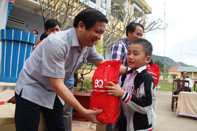 Ông Phan Hải, Công ty TNHH Sản xuất & thương mại BQ trao quà Tết cho các em học sinh Trường tiểu học Lê Phong - Ảnh: PHAN THÀNH