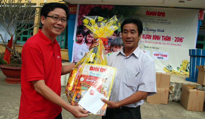 Đại diện công đoàn Văn phòng đại diện báo Tuổi Trẻ vùng Trung Trung bộ tặng quà Tết cho giáo viên Trường tiểu học Lê Phong - Ảnh: PHAN THÀNH