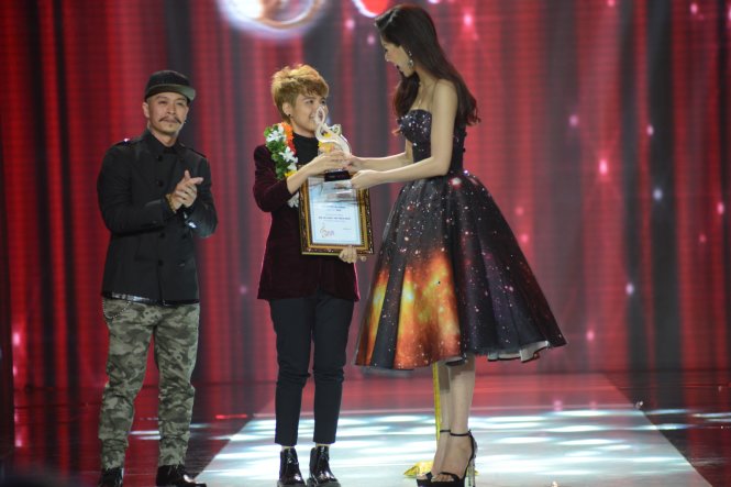 Vũ Cát Tường nhận giải trong Gala Bài hát Việt
