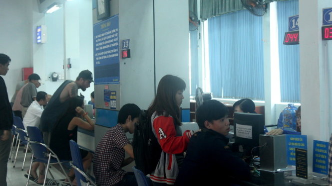 Người dân trả vé tàu tết tại ga Sài Gòn chiều 22-1 - Ảnh Đức Phú