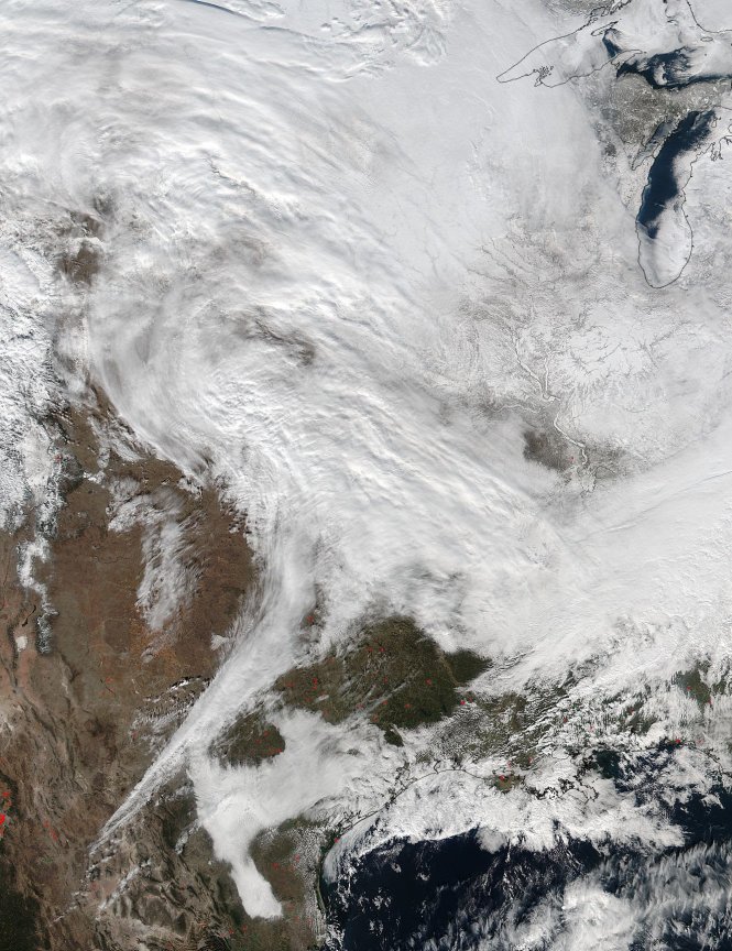 Bức ảnh của NASA cho thấy một cơn bão mùa đông dự kiến sẽ gây ra tình trạng tuyết rơi dày tại các tiểu bang Trung Đại Tây Dương của Mỹ ngày 22-1 và 23-1 - Ảnh: Reuters