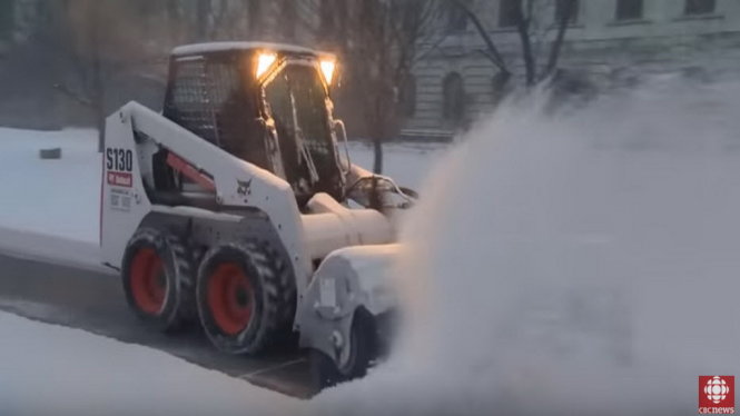 Tuyết dày đặc khiến các xe xúc tuyết phải làm việc hết công suất - Ảnh chụp từ clip