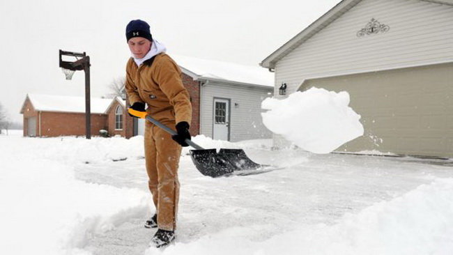 Công nhân xúc tuyết ở Evansville, Indiana - Ảnh: AP