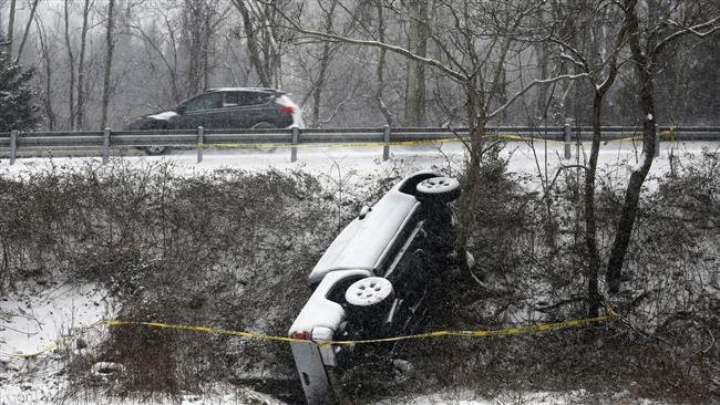Nhiều vụ tai nạn xảy ra do tuyết - Ảnh: CNN/Twitter