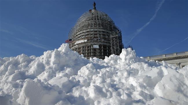 Tại thủ đô Washington, mọi hoạt động giao thông công cộng đã hoàn toàn bị tê liệt do tuyết rơi dày - Ảnh: AFP