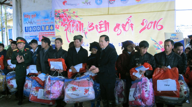 BT TƯ Đoàn Nguyễn Phi Long tặng chăn ấm cho các gia đình nghèo xã Y Tý