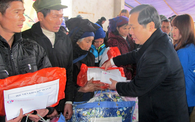 BT TƯ Đoàn Nguyễn Phi Long tặng quà cho các gia đình nghèo xã Y Tý