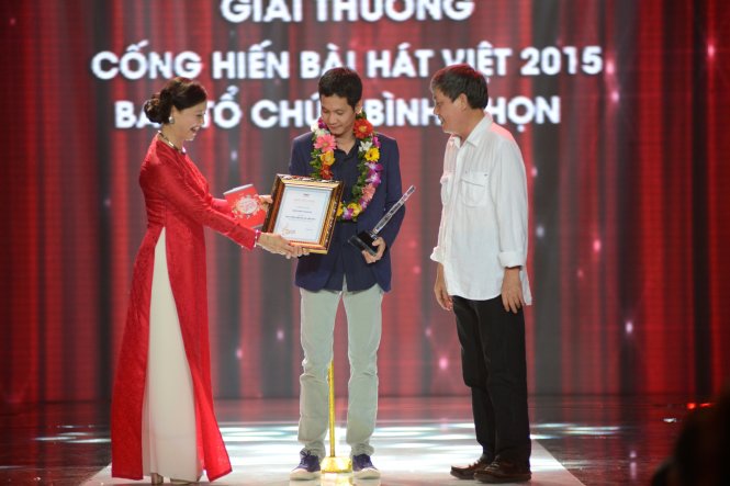 Nhạc sĩ Hoài Sa đại diện cho ban nhạc Hoài Sa nhận giải Cống hiến - Ảnh: Duyên Phan