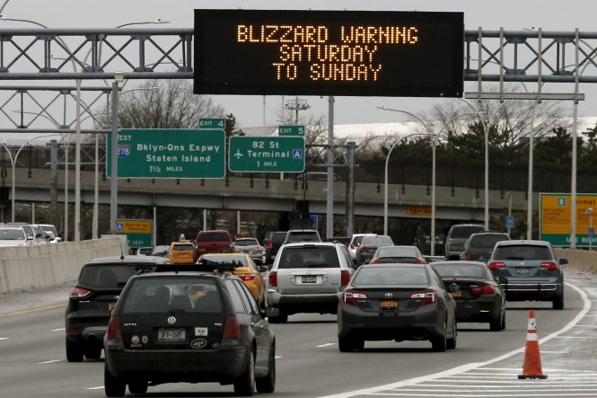 Tấm biển báo điện tử cảnh báo một đợt gió tuyết sẽ ập tới khu vực ở gần sân bay Laguardia ở thị trấn Queens của NYC - Ảnh: Reuters