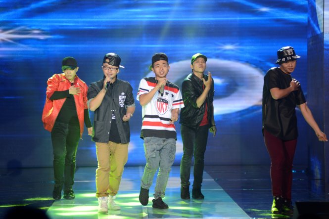 PB Nation vui vẻ hát sau khi nhận giải Bài hát sáng tạo cho ca khúc Họa – Ảnh: Duyên Phan
