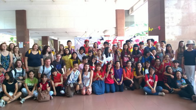 Ngày hội Tết Việt 2016 có sự tham gia của gần 100 người nước ngoài, trong đó phần lớn là các bạn trẻ  Ảnh: Duy Linh