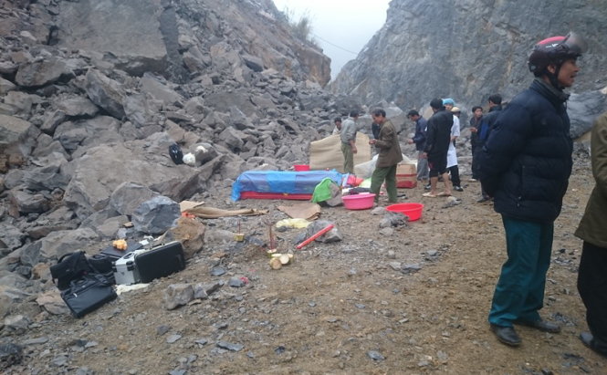 Sáng 23-1, lực lượng chức năng của tỉnh Thanh Hóa vẫn tích cực tìm kiếm thi thể hai nạn nhân còn mắc kẹt trong hang núi ở xã Yên Lâm - Ảnh: Hà Đồng