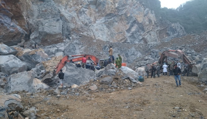 Lực lượng chức năng vẫn đang tích cực tìm kiếm thi thể hai nạn nhân còn mắc kẹt trong hang núi ở xã Yên Lâm - Ảnh: Hà Đồng