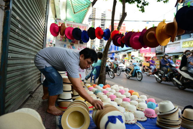 Một cửa hàng bán mũ trưng bày bắt mắt với nhiều mẫu mã khác nhau với giá cả rẻ phù hợp với túi tiền người lao động