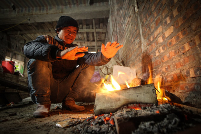 Anh Trương Văn Dũng một công nhân xây dựng tranh thủ giờ nghỉ trưa để đốt lửa sưởi ấm, anh Dũng quê tại Huế hiện đang làm lao động tự do tại Hà Nội
