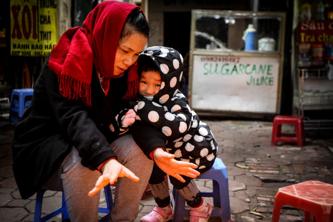 Bé Vũ Quỳnh Trang 3 tuổi, vừa sưởi ấm bên đống lửa vừa ông chặt lấy mẹ cho đỡ rét