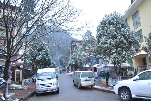 Cả một khu phố nhuộm mầu trắng của tuyết - Ảnh: Hồng Thảo