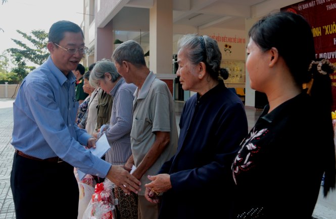 Ông Lý Ngọc Thạch, trưởng Ban Dân chủ Pháp luật - Ủy ban Mặt trận Tổ quốc Việt Nam TP.HCM tặng quà cho các hộ cận nghèo tại H. Nhà Bè - Ảnh: Tiến Long