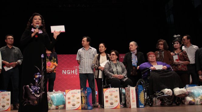 NSND Kim Cương trao quà xuân cho nghệ sĩ, công nhân, hậu đài nghèo - Ảnh: Nguyễn Lộc