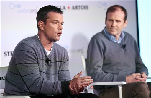 Matt Damon (bên trái) và Gary White. Nguồn ảnh: AP