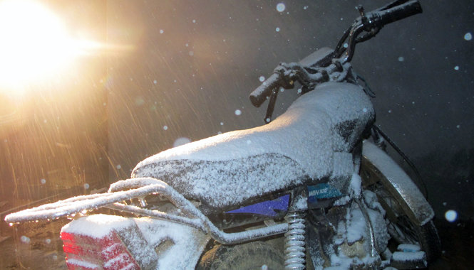 Mưa tuyết trong đêm ở Y Tý, Bát Xát, Lào Cai phủ trắng xe mô tô - Ảnh: Đức Bình