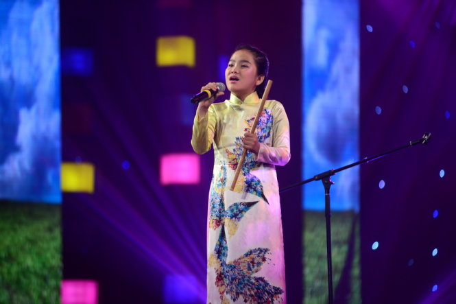 Nguyệt Thu trình diễn ca khúc Hình bóng quê nhà trong vòng thi tranh nhất nhì - Ảnh: Quang Định