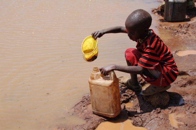 Chúng ta mất đi 4000 trẻ em mỗi ngày vì thiếu nước sạch - Ảnh: kickstarter.com