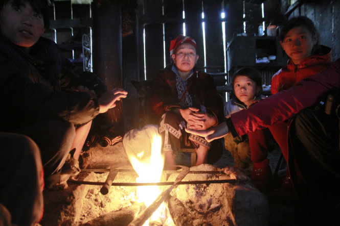 Một gia đình Dao đỏ tại bản Khoang, Sa Pa, Lào Cai sưởi ấm để tránh cái rét - Ảnh: Nam Trần