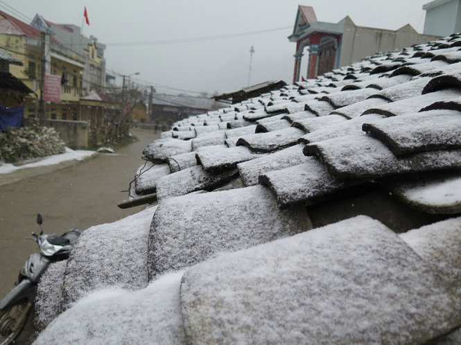 Một mái nhà của người dân bản địa bị tuyết phủ trắng - Ảnh: Quang Thế