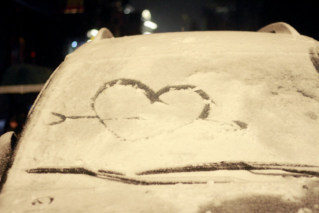 Một hình trái tim được vẽ trên mặt kính ô tô bị phủ trắng tuyết - Ảnh: Nam Trần