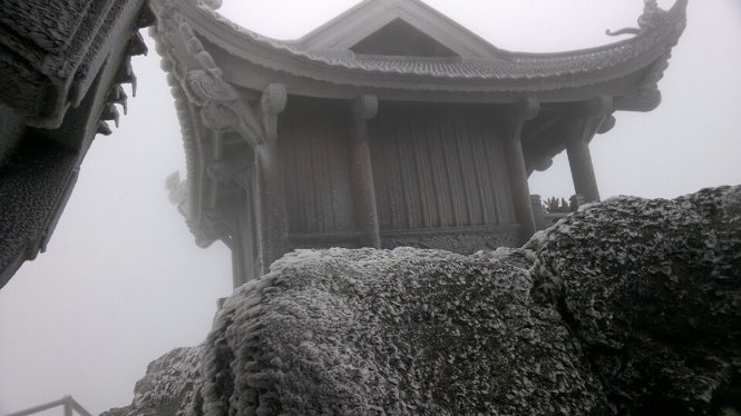 Tuyết và băng phủ lên chùa Đồng - Ảnh: Đỗ Đức Huy